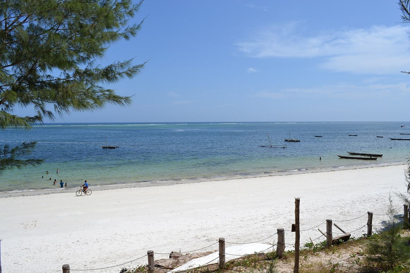 Feiner Strand an der Küste von Mombasa mit türkisem Indischem Ozean