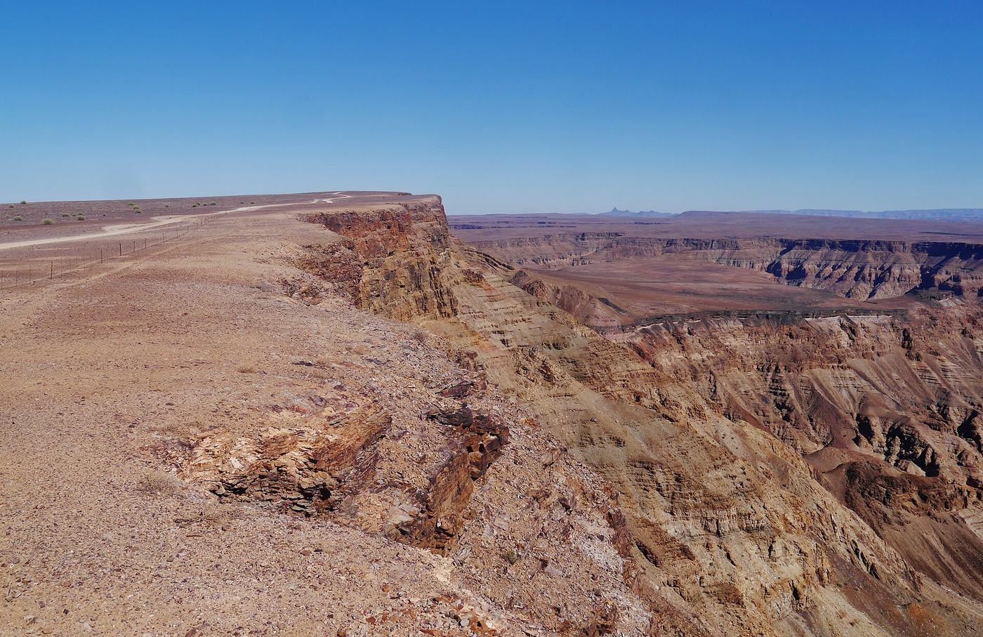 Der zerklüftete Fish River Canyon zieht sich bis zum Horizont